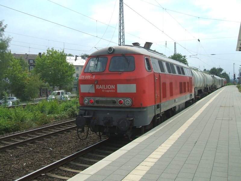 BR 225 005-8 mit 5 Wagen der Bayer-Werke (Dngemittel-Zug)im 
Schub,voraus die BR 225 051-7 stehen in Bochum auf Gleis 6.