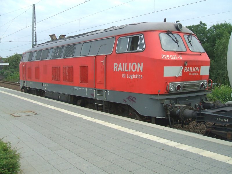BR 225 005-8  wartet in Bochum Hbf. auf die Ausfahrt.