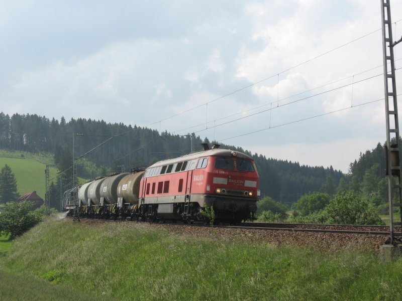 BR 225 006-6 mit dem Blumengieer (Unkrautspritzzug) am Schluss hngt bzw. schiebt BR 225 059-5 (die lok ist noch Orienrot) am km 70,0 der Schwarzwaldbahn. Aufgenommen am 6.6.07