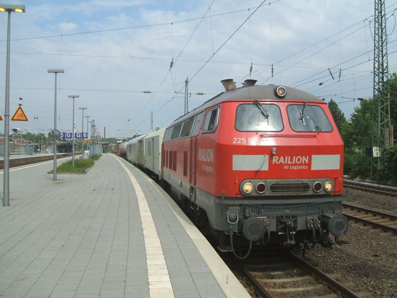 BR 225 015-7 mit dem Dngemittelzug der Bayer-Werke am Haken.