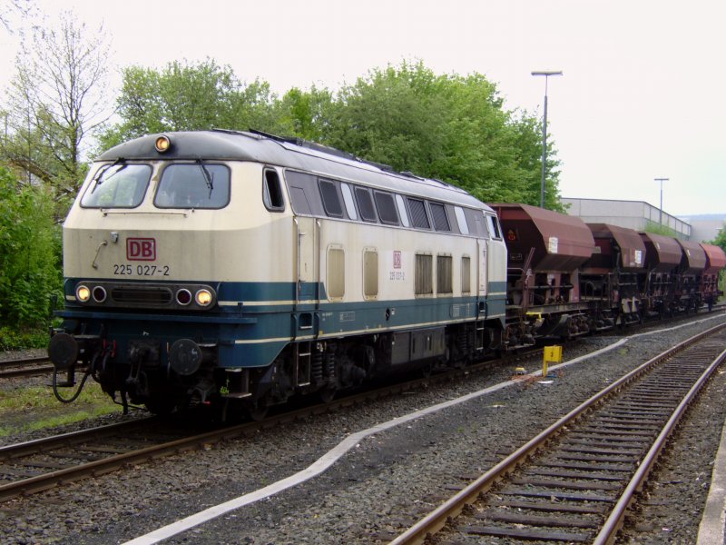 Br 225 027-2 mit Gz im Mai 2006 im Bahnhof Korbach.