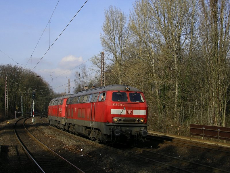 BR 225 117-1 und 225 071-0 und der Gru des Lokfhrers.(25.02.2008)