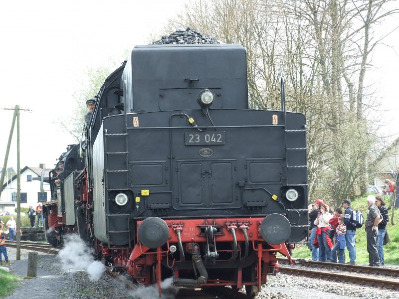 BR 23 042 mit Tender vorweg und im Schlepp 50 3552-2.
Die brachten zusammen mit der V200 der Brohltal-Eisenbahn einen Sonderzug aus dem Ruhrpott nach Ulmen Hp, wo die Wiedererffnung der Eifelquerbahn gefeiert wurde.
Ulmen, der 26.4.08