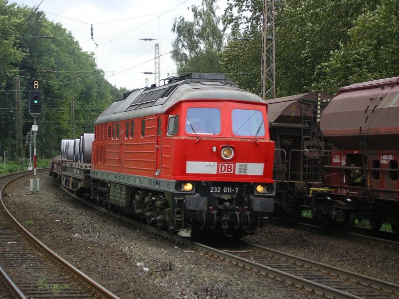 BR 232 011-7 mit Blechrollen in Bochum Hamme nach Bochum Langendreer.Links das Signal gilt fr den Abellio Lint,RB46 nach
Gelsenkirchen.(04.09.2008) 