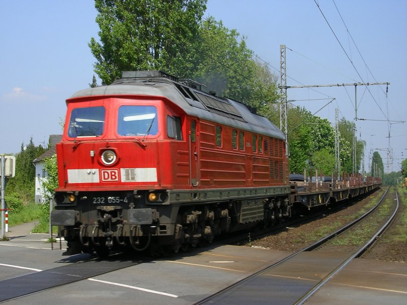 BR 232 055-4 mit Stahlzug passiert B Nokia in Richtung Bochum.
(07.05.2008)