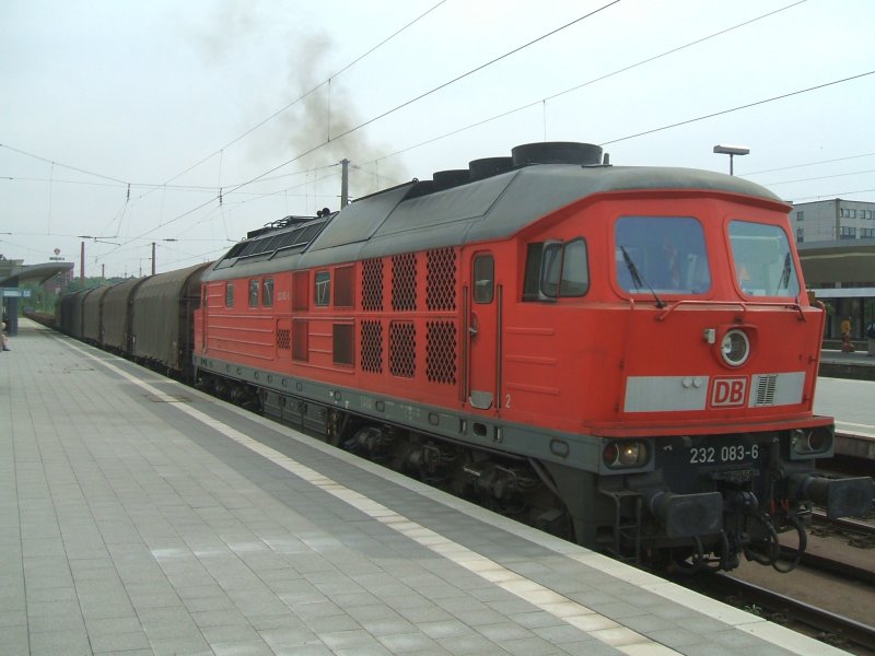 BR 232 083-6 fhrt mit einem gemischten Gterzug durch 
den Bochumer Hbf.
