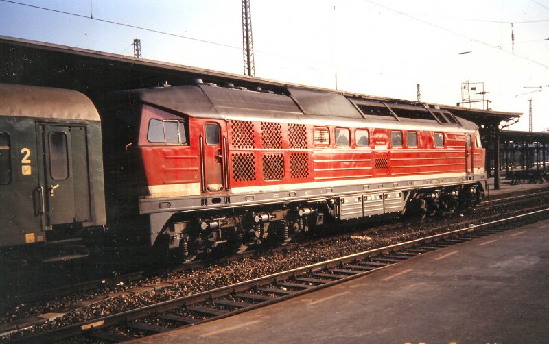 BR 232 (132 der DR) in Erfurt vor Personenzug am 4. Mai 1992 (vom Dia)