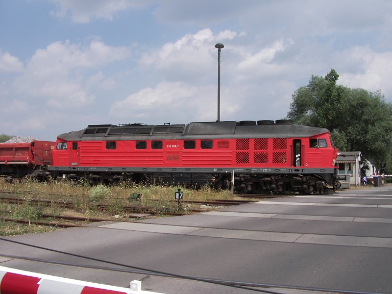 BR 232 308-7 fhrt am 25.07.06 mit einem Schotterzug von Forsthaus Eiche in Haldensleben ein (links auerhalb des Bilds befindet sich das Bw Haldensleben und rechts die DB Tankstelle).