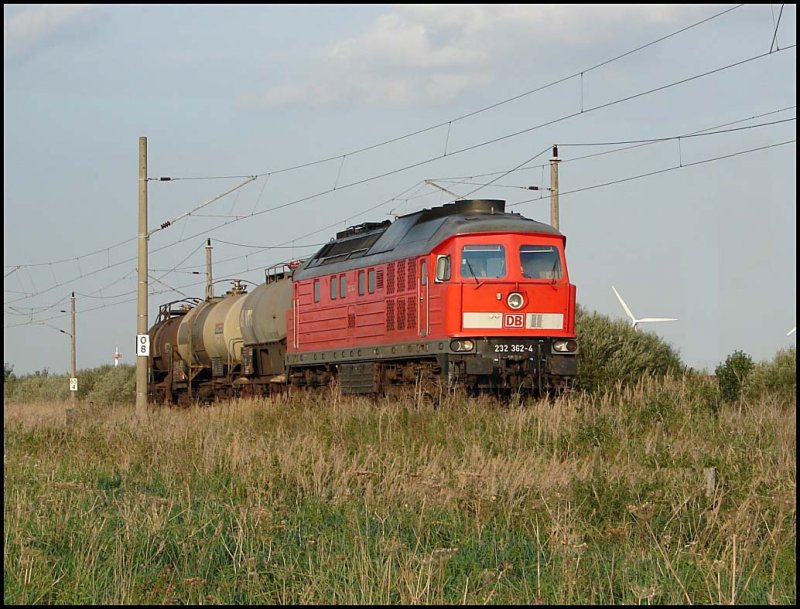 Br 232 362-4 mit ein paar Wagen von der Dngemittelfabrik aus Poppendorf zum Seehafen Rostock. Aufgenommen am 20.9.06 in Bentwisch