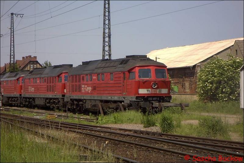 BR 232 457-2 vom Werk Saalfeld steht mit vielen anderen 232ern am 29.05.2003 in Grokorbetha.