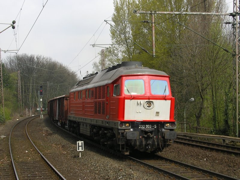 BR 232 903-5 mit aufflligen grauen Viereck an der Front, mit GZ
in Bochum Hamme.(11.04.2008)