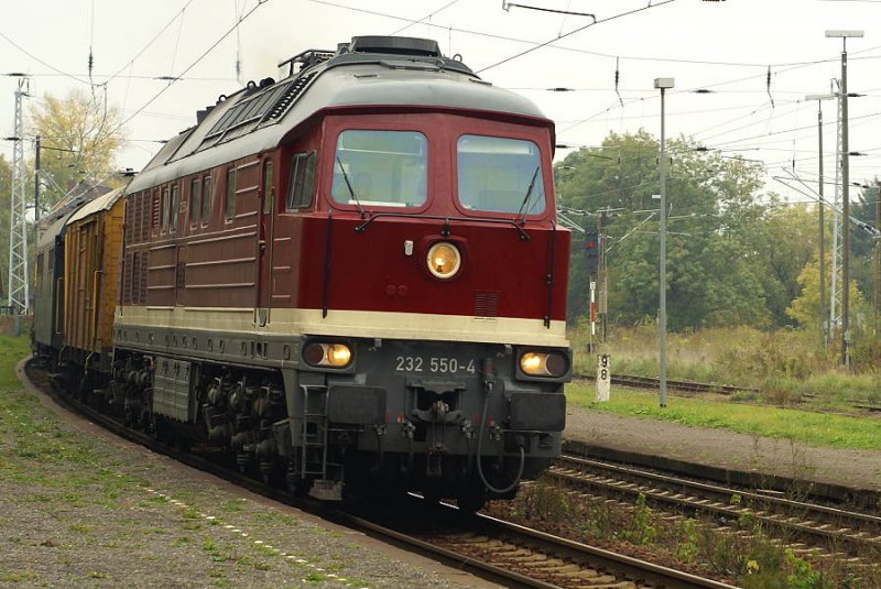 BR 232 mit einem Arbeitszug bei der Durchfahrt durch den Bahnhof Angersdorf