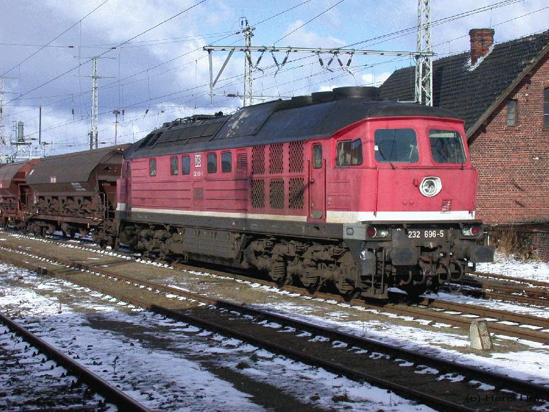 BR 232 vor Getreidezug nach Stettin im Bf Pasewalk; Feb. 2002.