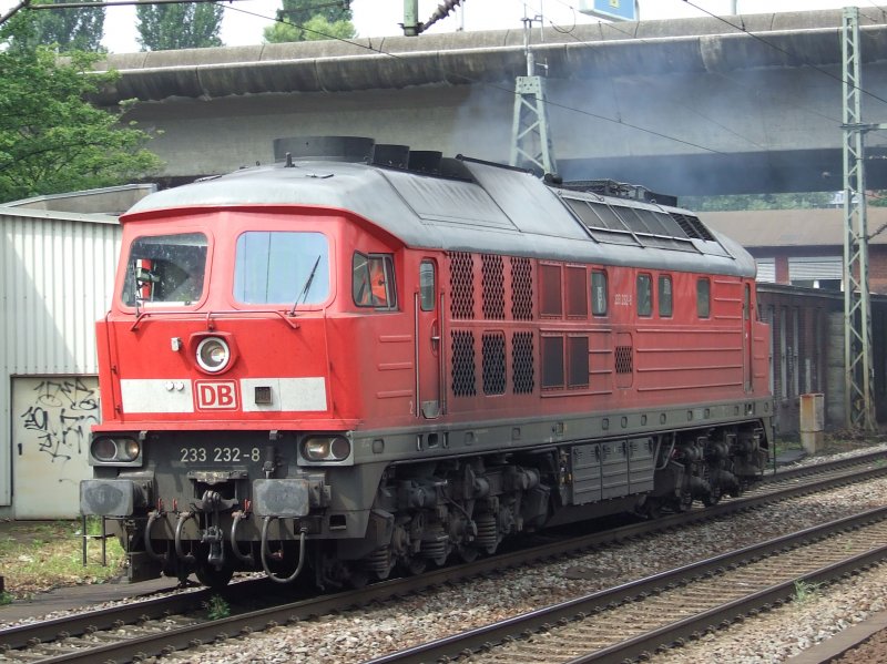 BR 233 232 beschleunigt von einem Signal im Bahnhof Hamburg-Harburg in Richtung S�den. (06.08.2008)