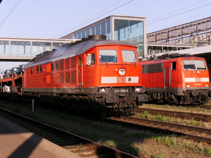 BR 233 308-0 mit Autozug am 02.07.2008 in Regensburg