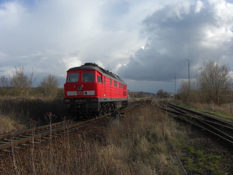 BR 233 622-0 fhrt bei Halle Trotha am 03.04.08 um 16:26 richtung Halle (Saale)Gbf. (4 sec. spter)