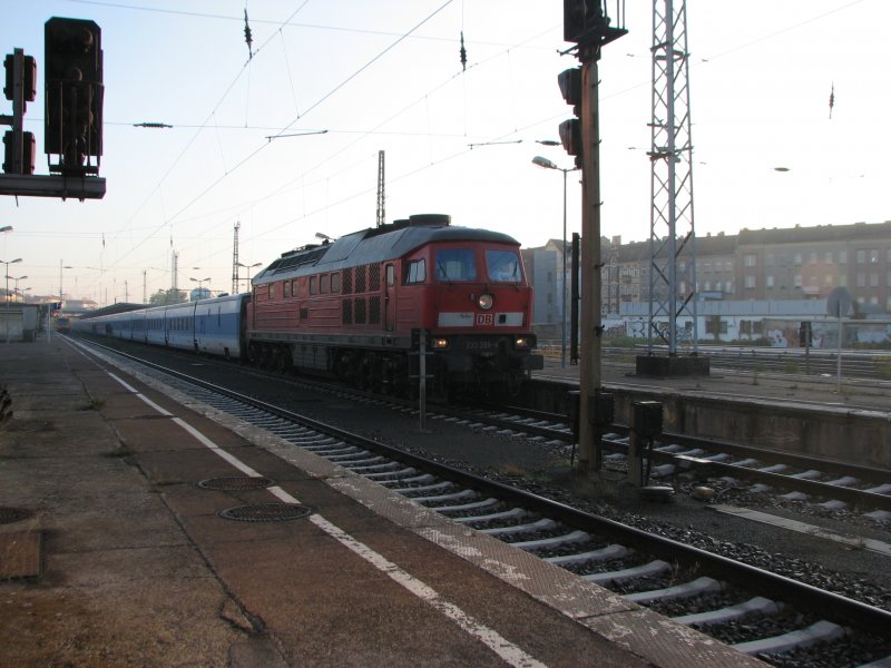 BR 233 bespannt den  Talgo  zur Weiterfahrt ins Werk nach Berlin Warschauer Strasse.