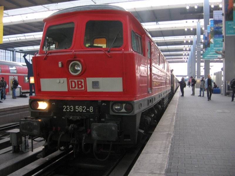 BR 233 mit EC aus Zrich in Mnchen. 23.02.07