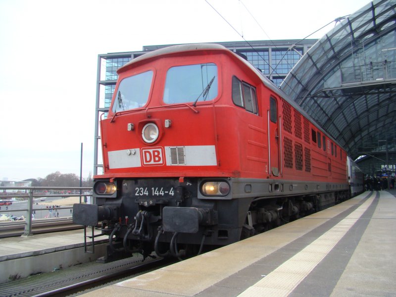 BR 234 144-4 mit EuroCity 45 nach Warszawa Wschodnia ber Frankfurt/Oder und Kutno. Aufgenommen am 29.12.2007