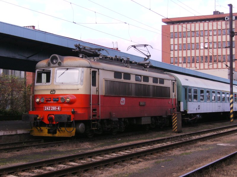 BR 242 281-4 wartet mit Schnellzug nach Prag
am 17.10.2008 im Bahnhof Chep.