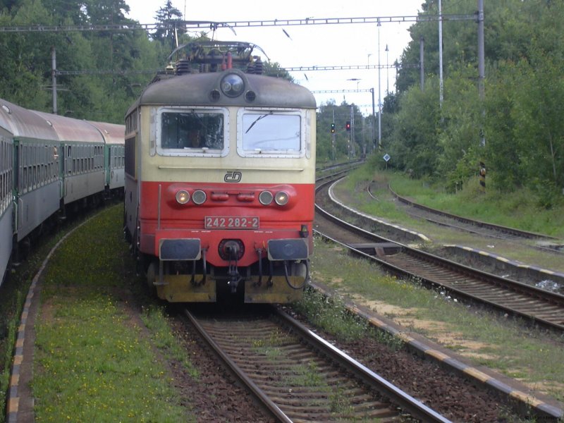 BR 242 282; Durchfahrt durch den Bahnhof Chotycany (Strecke Praha - Ceske Budejovice /Prag - Budwei); Juli 2006