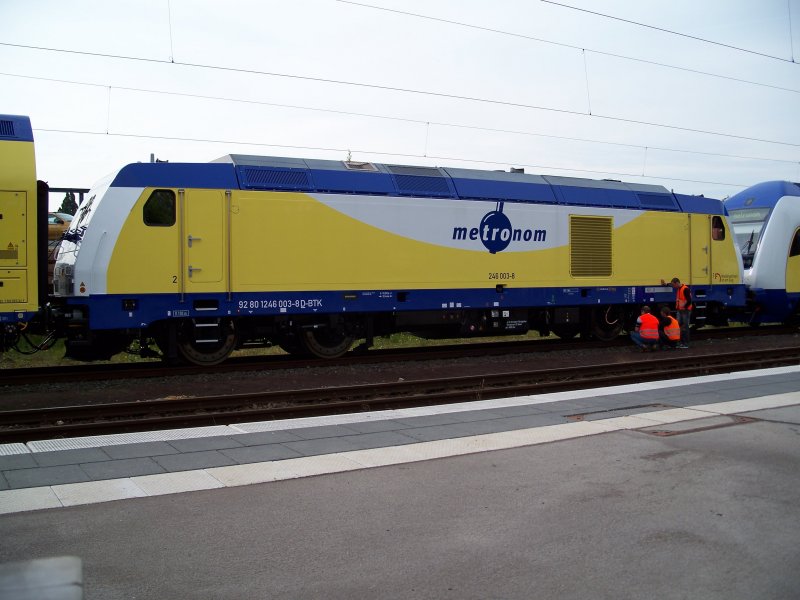 Br 246 003 steht in Uelzen (26.7.2007). Keine Ahnung was die Bahnarbeiter dort nachschauen.