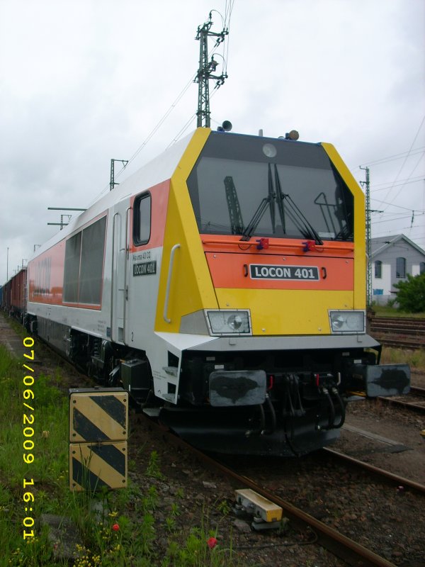 BR 264 005-0 mit einem Dngerzug im Bahnhof Neubrandenburg (M/V)