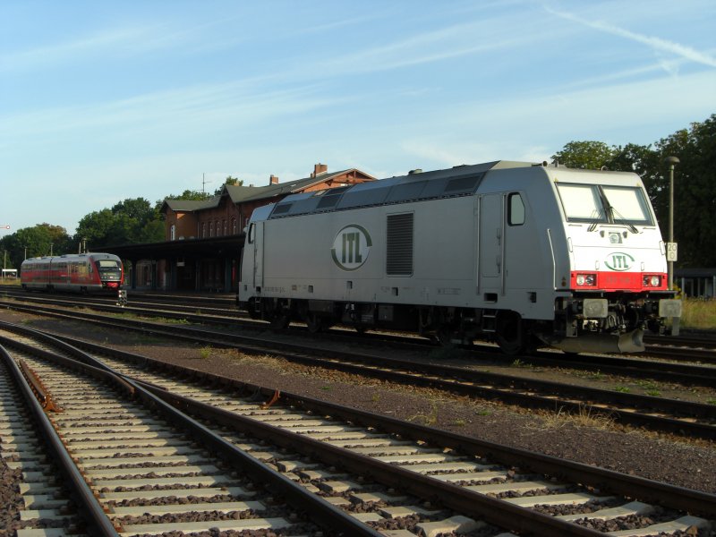 BR 285 106-1 der ITL wartet am 21.08.08 in Haldensleben auf Ausfahrt nach Baro Blstringen. Am Bahnsteig wartet ein 642 der Elbe Saale Bahn als RB von Magdeburg nach Wolfsburg, in dem sich eine 232 spiegelt, die gerade aus Flechtingen gekommen ist. Die RB fhrt vor der 285er ab, da sie die selbe Strecke befahren.