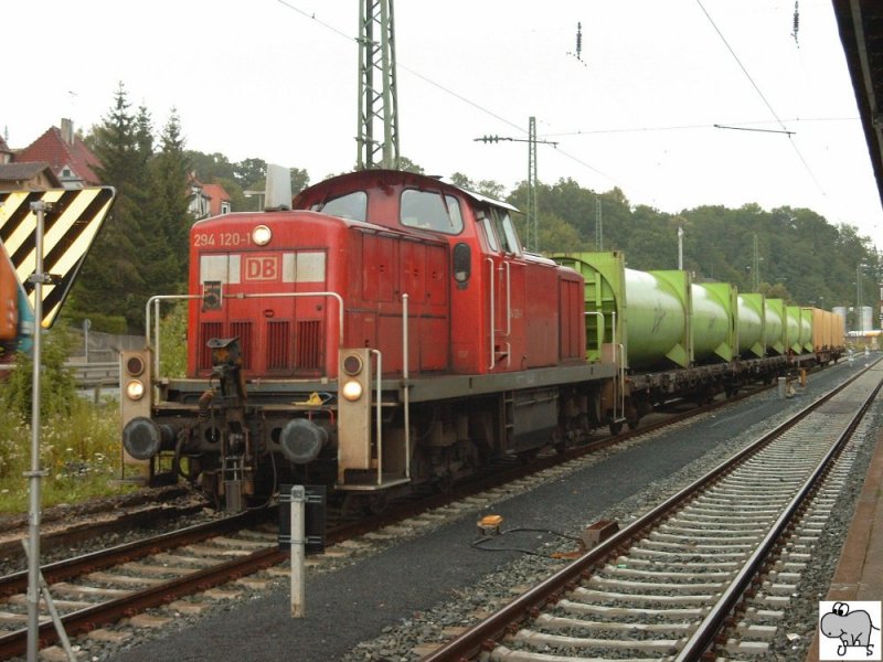 BR 294 120-1 mit ihren tglichen Abfallzug wartet am 03. Juli 2007 kurz nach halb zwei im Coburger Hauptbahnhof.