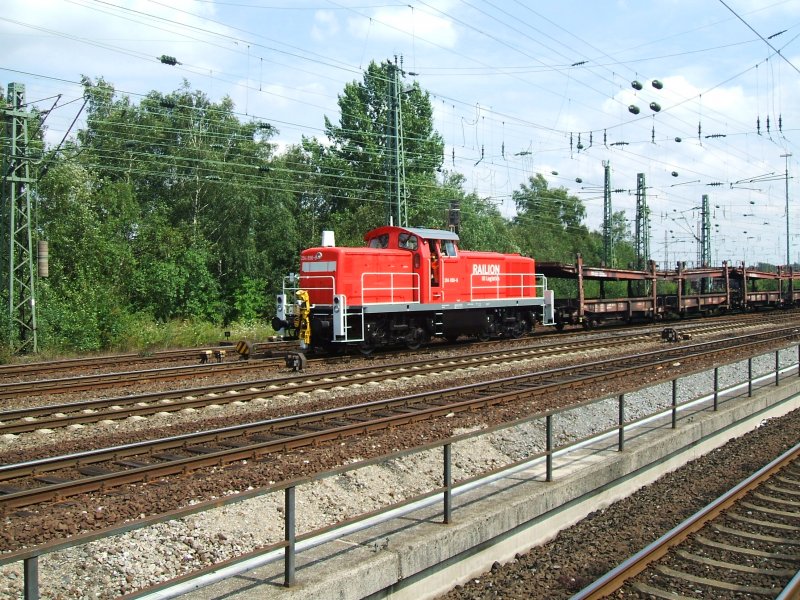 BR 294 395-3 mit leeren GZ - Wagen der ATG am Haken,in
Bochum Langendreer West.(14.08.2007)