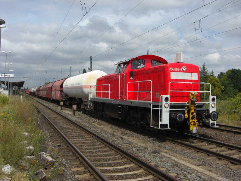 BR 294 689-6 mit dem 54828 Magdeburg-Rothensee - Kthen Stw am 03.08.09 in Schnebeck-Elbe.
Auffallend die neuen Kaliwagen in der Mitte des Zuges.
Ps:Diese Garnitur drfte dir bekannt vorkommen Rolf.