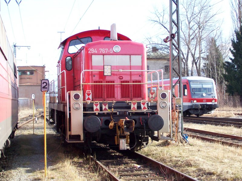 BR 294 767-9 (Railion) abgestellt am ehemailigem Rosenheimer Bw am 10.02.07. Im Hintergrund die BR 628/928 auf dem Weg zur Dieseltankstelle.