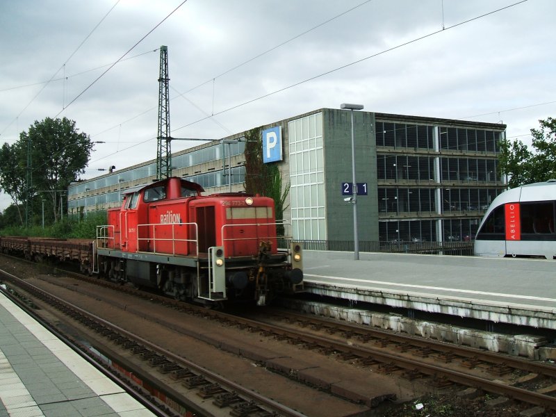 BR 294 773-7 mit leeren GZ im Bochumer Hbf.(12.09.2007)