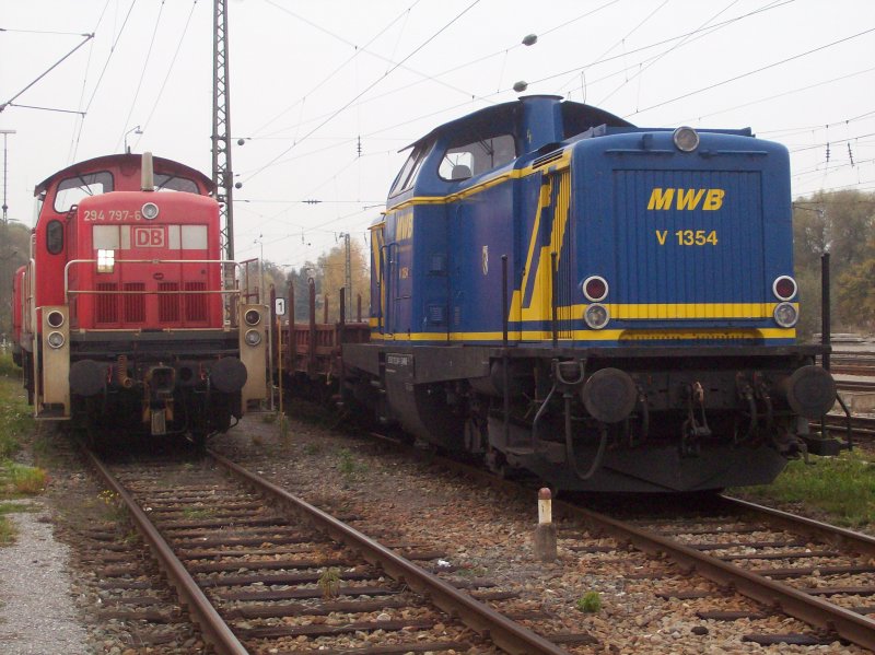 BR 294 797-6 neben der Mittelweserbahn V 1354 (ehemailige V 100) abgestellt am ehemaligem Rosenheimer Bw. Aufgenommen am 27.10.07.