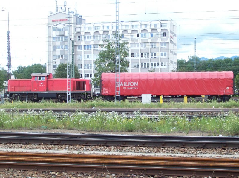 BR 294 bei Rangierarbeiten am Rosenheimer Gterbahnhof. Im Hintergrund das Werk III des weltweit fhrenden Antennen und Satelitenschssel Herstellers Kathrein. Aufgenommen am 27.06.07.