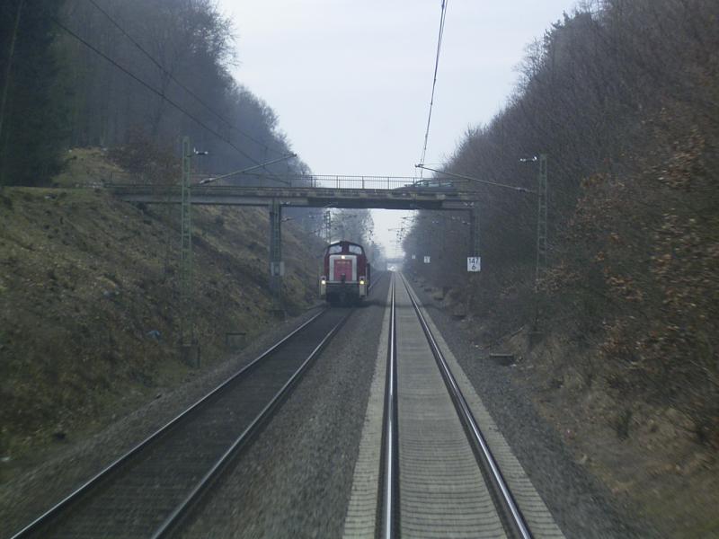BR 294 bei der Zugbegegnung zwischen Butzbach und kirch Gns vom RE 15192 aus. 
