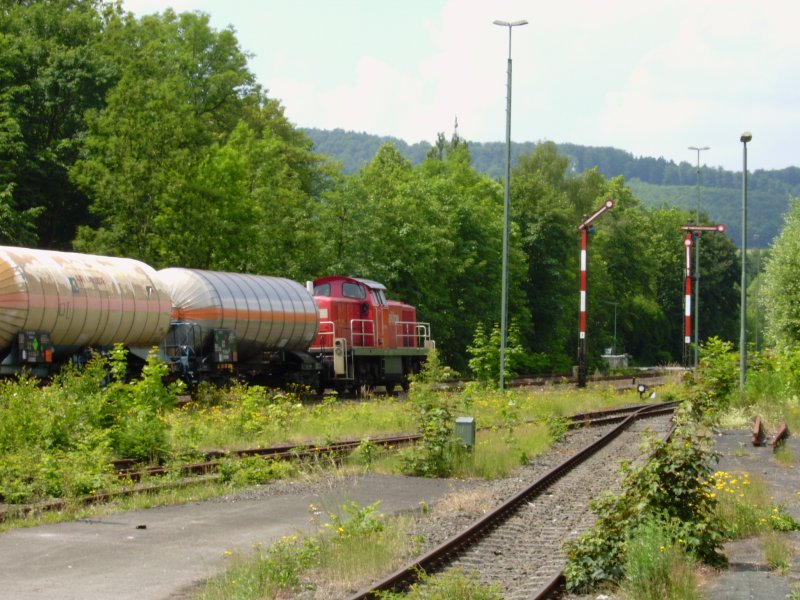 Br 294 fhrt langsam mit ihrer bergabe von Herste nach Paderborn im Bahnhof Bad Driburg an.