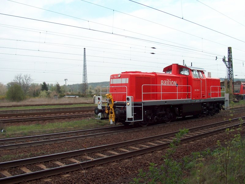 BR 294 wartet auf Ausfahrt in Naumburg. 26.04.2005