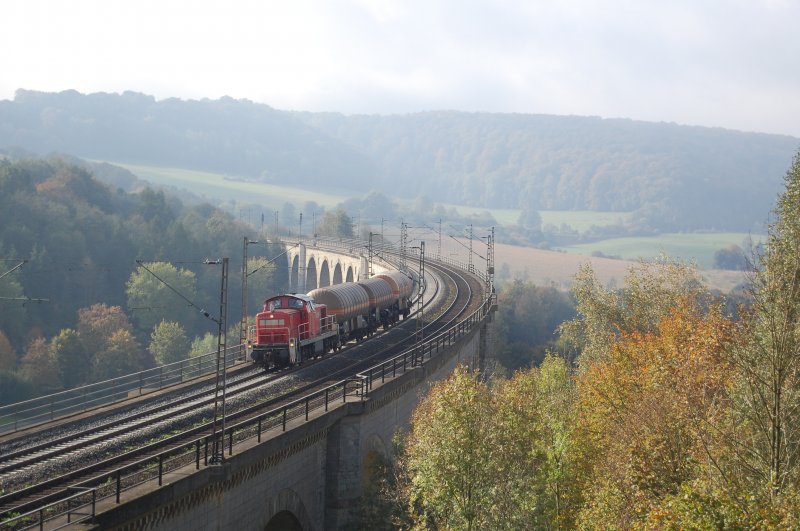 Br 294 xxx berquerte am 15.10.2009 mit ihrer bergabe von Paderborn Gbf nach Bad Driburg-Herste, die aus drei Gaskesselwagen der Firma Linde bestand den Bekeviadukt in Altenbeken.