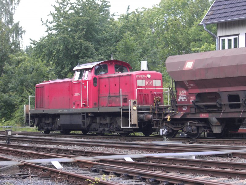 Br 295 068 rangiert heute im Bad Harzburger Bahnhof (12.7.2007)