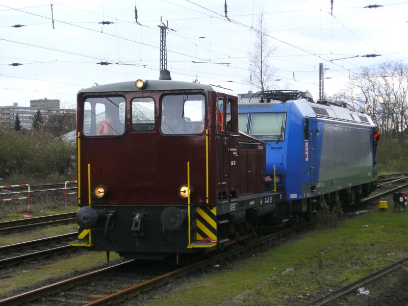 BR 301  Emma  mit HGK 185 521-2 in Krefeld Hbf. bei Rangierfahrt.(29.03.2009)