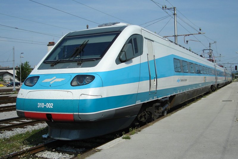 BR 310 002 wartet im Bhf. Ljubljana auf seinen n�chsten Einsatz.  27.8.09