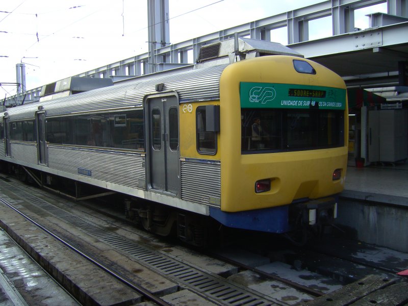 BR 3150 wartet im Bahnhof Lissabon  Cais do Sodre  auf die Fahrt nach Cascais. (Aufgenommen im Mrz 2008)