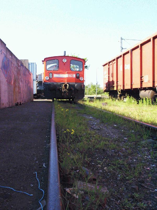 BR 335 auf dem Abstellgleis einer Recyclingfirma in Kirchheim / Neckar; Mai 2002