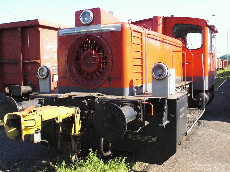 BR 335 auf dem Abstellgleis einer Recyclingfirma in Kirchheim / Neckar; Mai 2002
