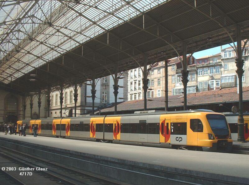 BR 3400 am 06.05.2003 in Porto Sao Bento, dem Stadtbahnhof von Porto. Hierher fahren nur Nahverkehrszge aus Richtung Hauptbahnhof Campanha.