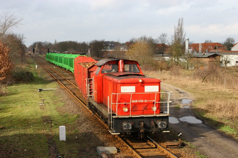 BR 345 119 mit Gterzug bei der Ausfahrt aus dem Bf. Hagenow Stadt. 03/2007