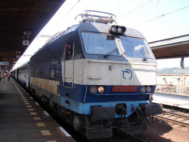 BR 350 004-8 fhrt jetzt den EuroCity 171 weiter nach Budapest Keleti Pu. Aufgenommen am 13.08.07 Praha-Holesovice