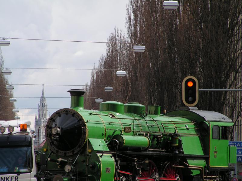 BR 3/6 als Schwertransport auf dem Weg vom Deutschen Museum ins neue Verkehrszentrum (im Hintergrund Rathaus Mnchen)
