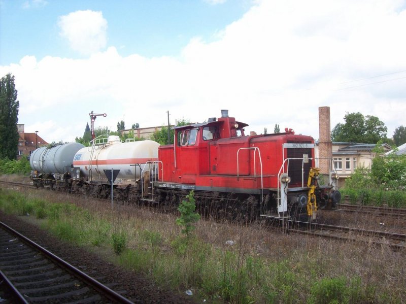 Br 362 921 fhrt am Bahnhof Zeitz vorbei zum Gterbahnhof in Zeitz 18.05.2009